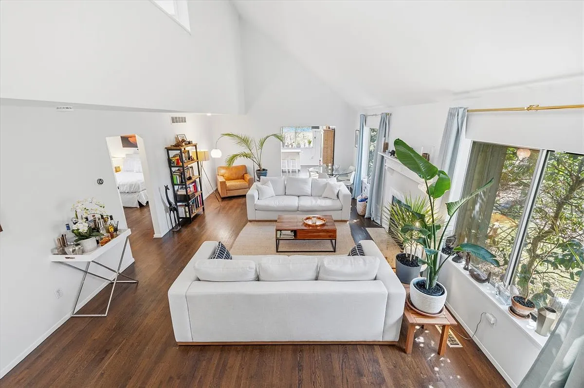 Charming 3-Bedroom Retreat — Photo 1