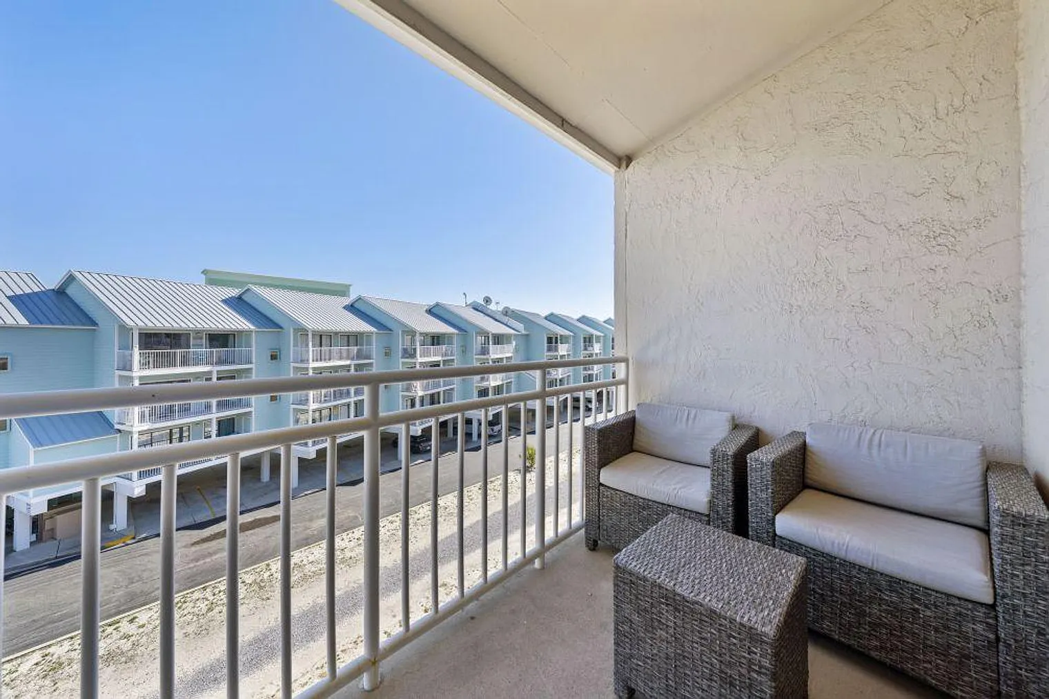 1 bed, 2.0 bath, 742 sqft, $2,520 — Photo 4