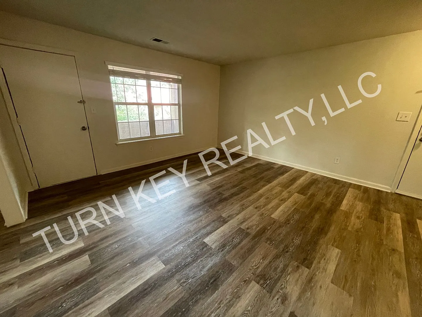 910 Chapel Creek Dr — Photo 2