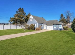 15 Darby Rd, Massapequa, NY 11758