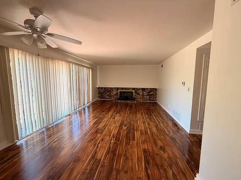 22221 Hartland St #HOUSE — Photo 4