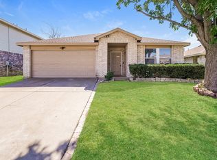 8717 Hunters Creek Dr, Fort Worth, TX 76123