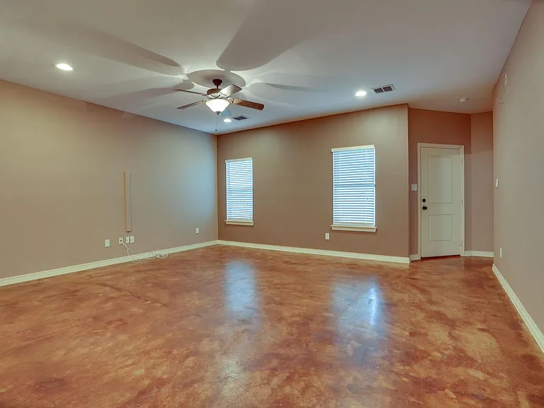 617 E Worth St — Photo 5