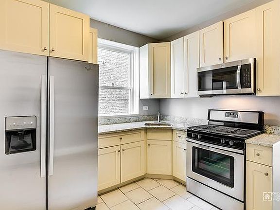 3rd image of 3010 N Avers Ave Unit 1