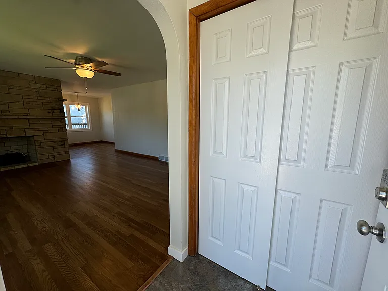 928 Meadow Dr — Photo 4