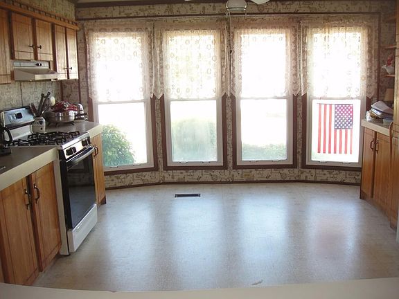 3rd image of 42 Holly Hill Ln