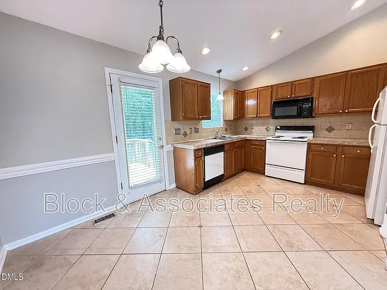 610 E Jones Ave — Photo 6