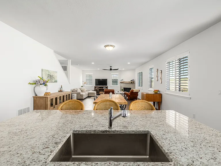 943 W Hopkins Dr — Photo 45