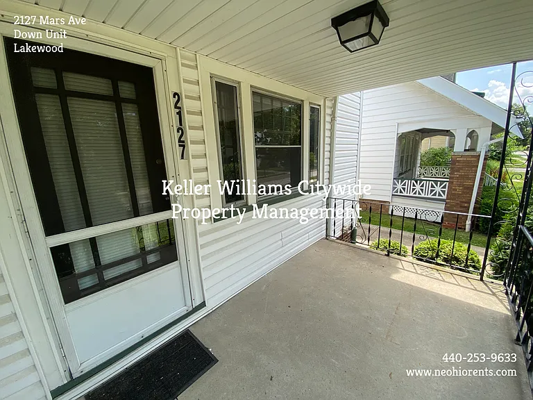 3 bedroom with a den 2 full bath up unit in Lakewood — Photo 10