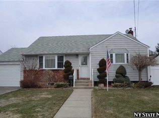 15 Arpad St, Hicksville, NY 11801