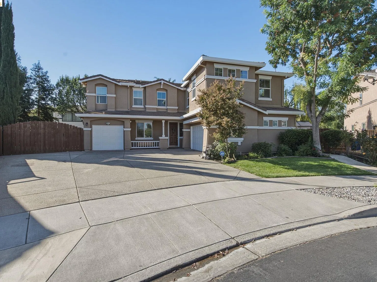 6 bed, 4.0 bath, 3971 sqft, $5,400 — Photo 2