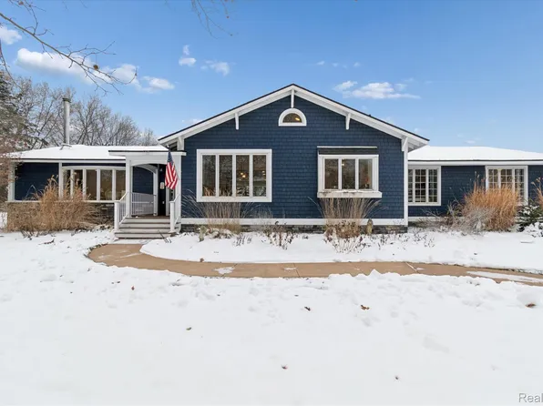 187 Darwin Rd, Pinckney, MI 48169