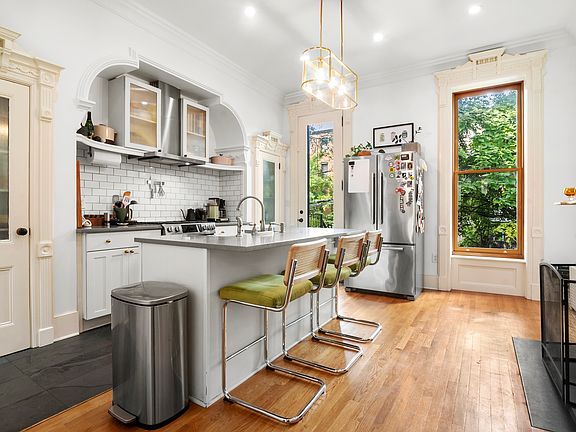 2nd image of 561 Halsey St #2