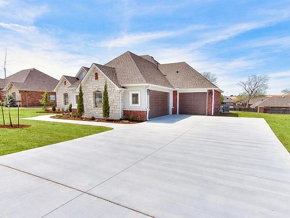 2nd image of 2915 Ridgecrest Dr