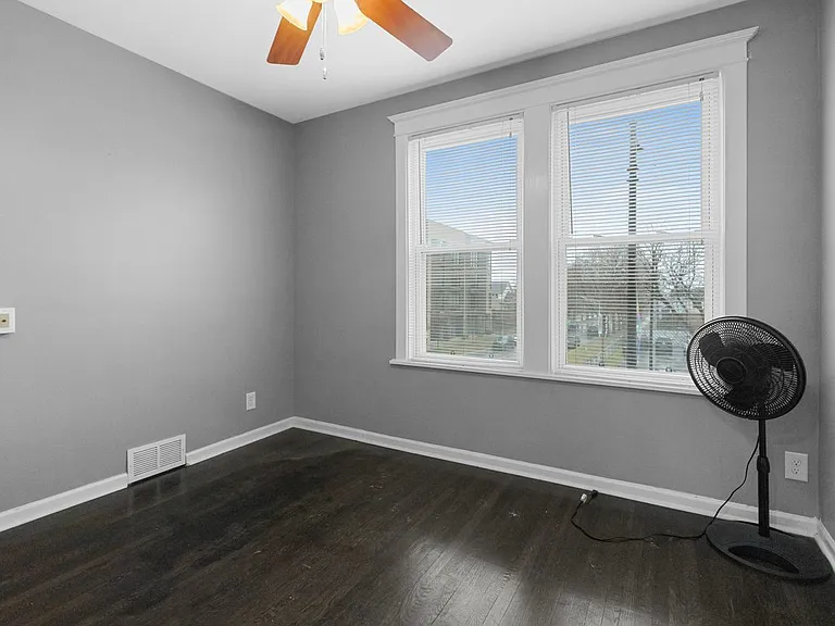 3835 N Western Ave — Photo 16
