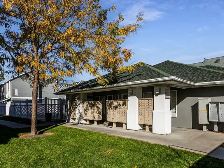 475 N Redwood Rd — Photo 33