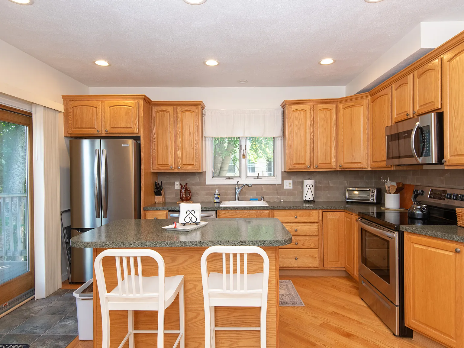2 bed, 1.5 bath, 900 sqft, $2,750 — Photo 2