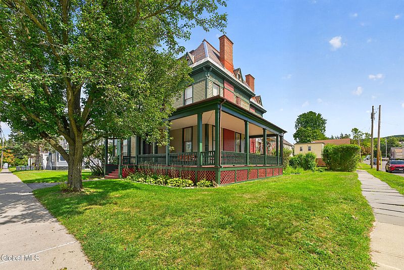 3rd image of 824 2nd Avenue