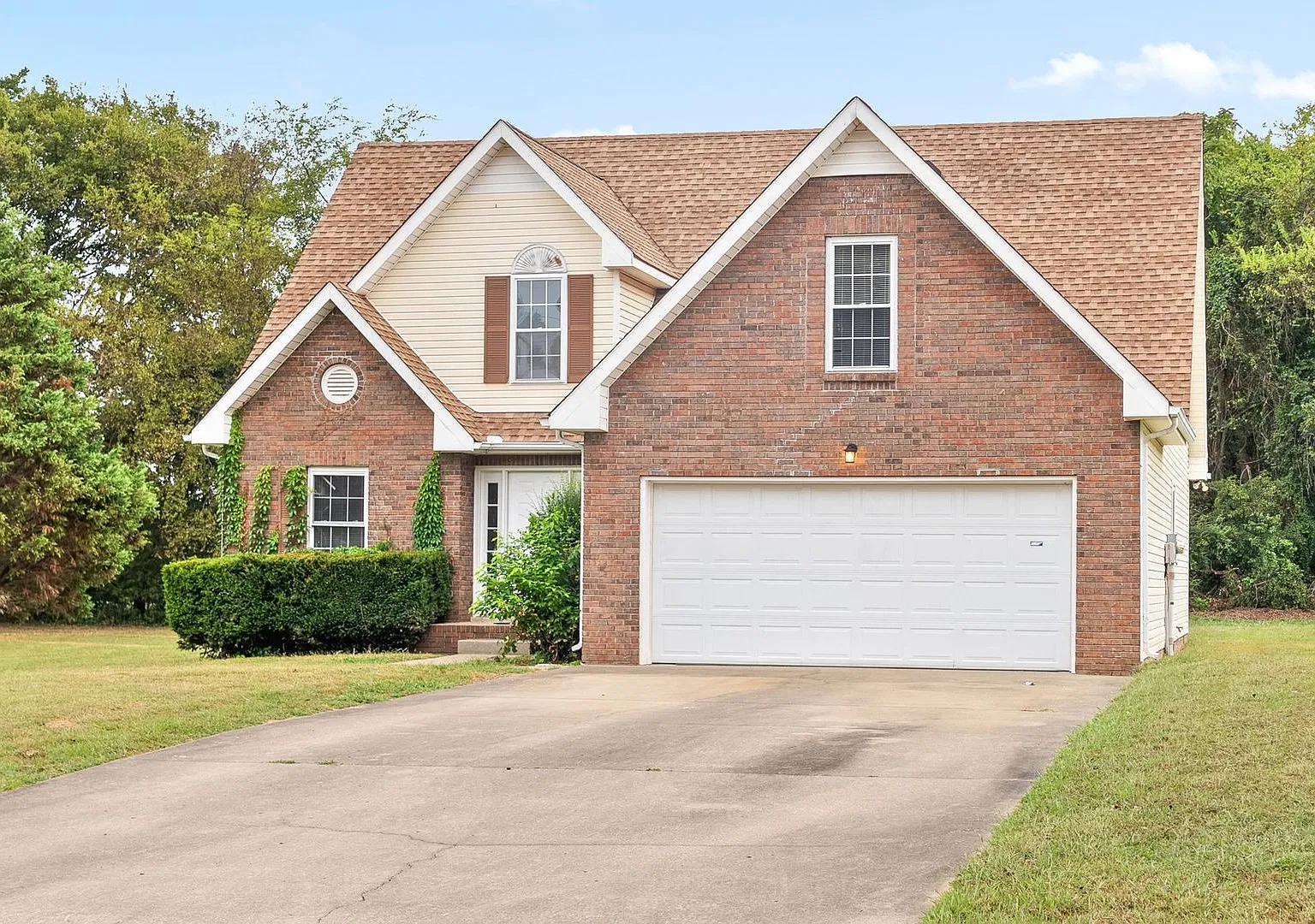 Awesome 3 Bedroom/2.5 Bath with Large Bonus Room in Sango Area! Only minutes from Exit 11 / I-24!! — Photo 2