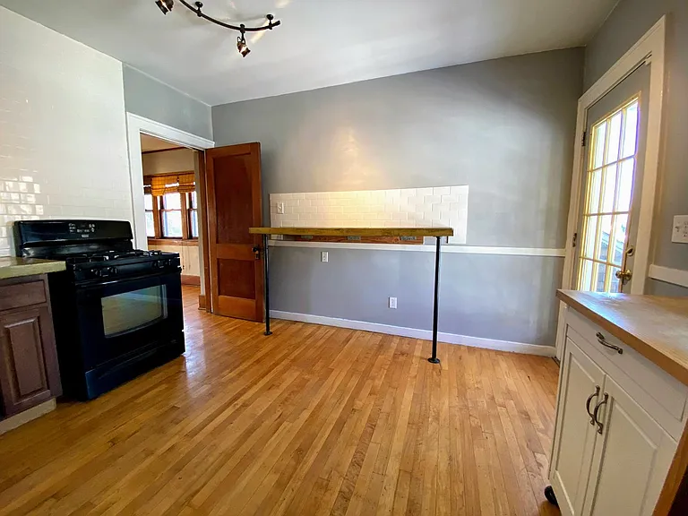 670 Lincoln NW — Photo 3