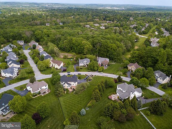3rd image of 285 Shelbourne Ln