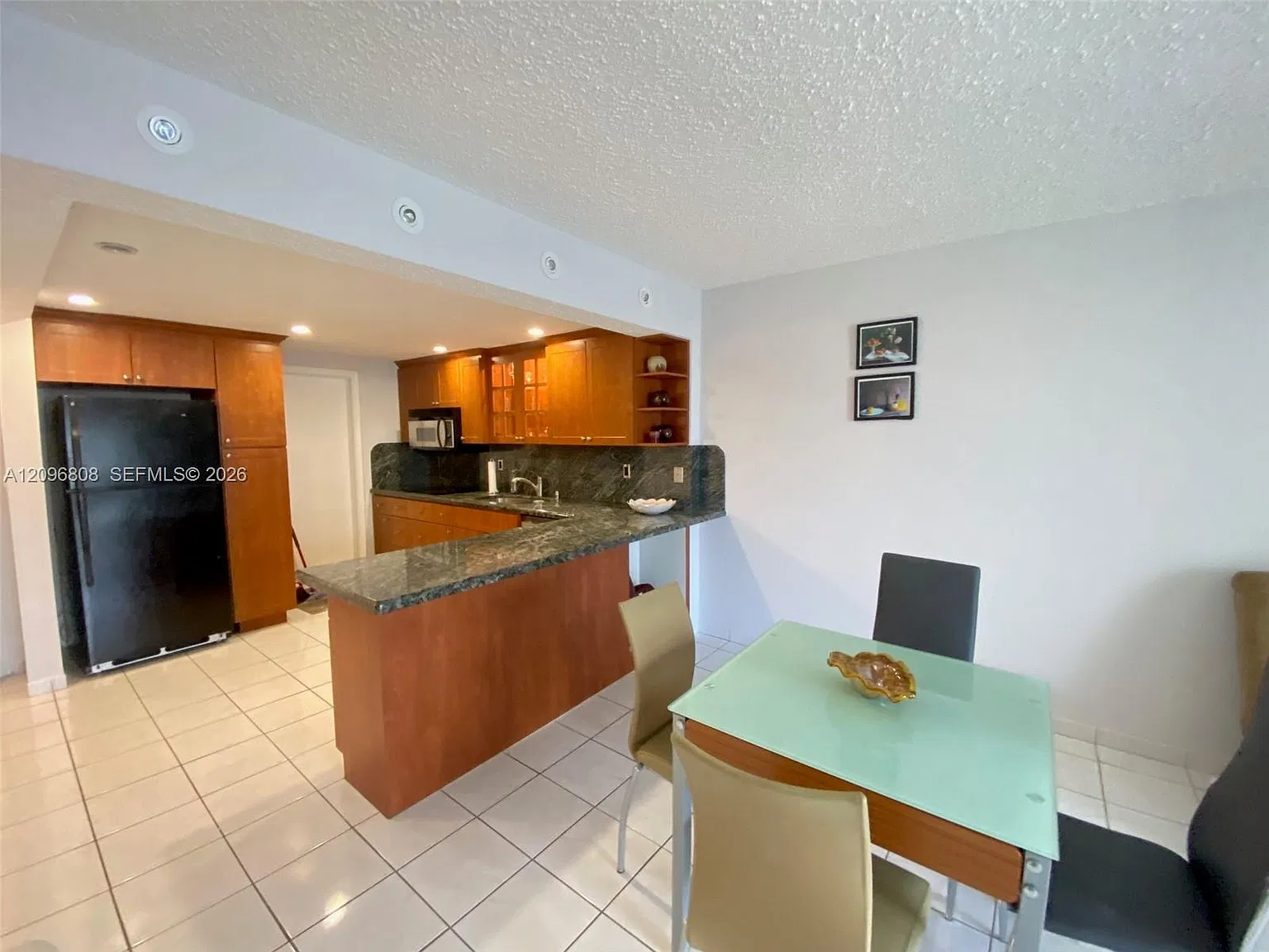 Imperial Towers Condo — Photo 4