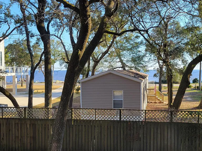 Satsuma Rd — Photo 17