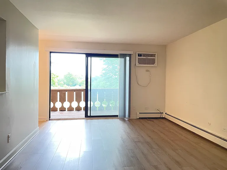 4 Parkside Ct #7 — Photo 3