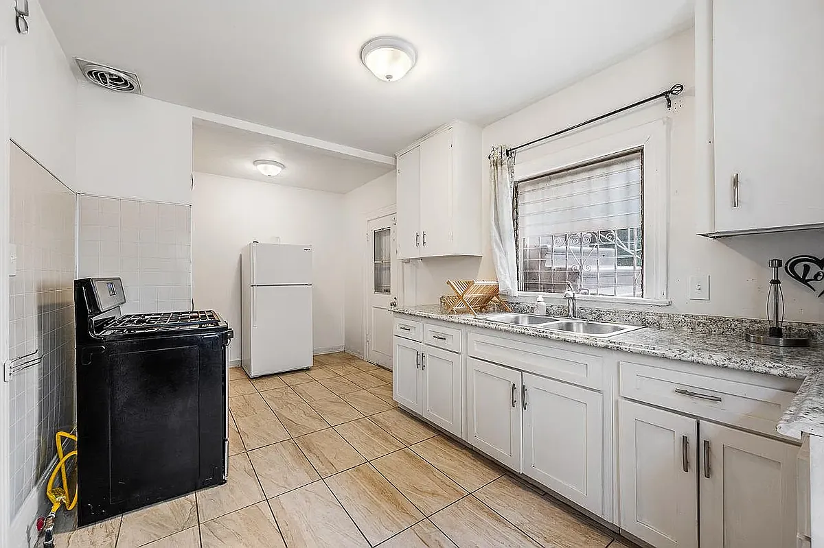 Building Photo - 929 N Croft Ave #1/2