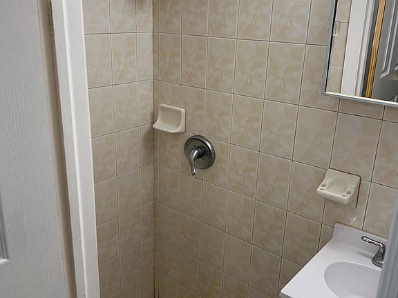 4th image of 2561 Hering Ave #1