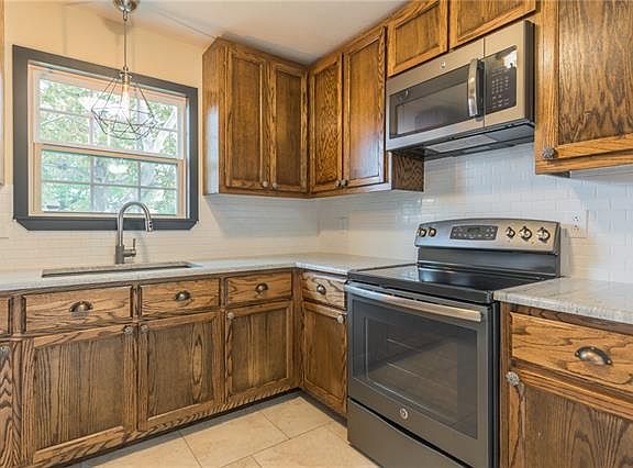 4th image of 2206 Carousel Dr