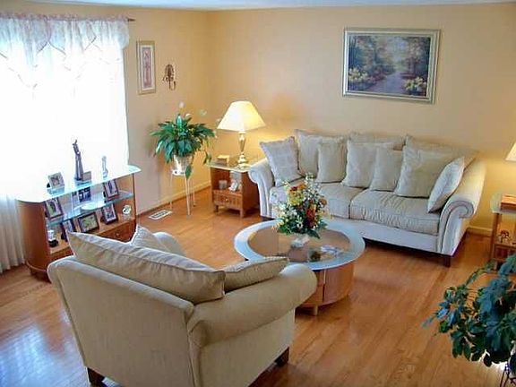 4th image of 83 Staglen Dr