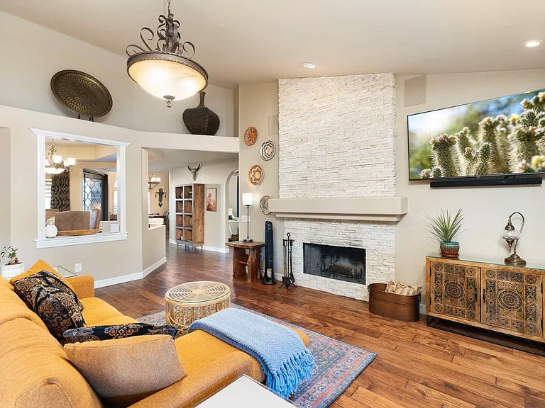 372 W Amoroso Dr — Photo 96