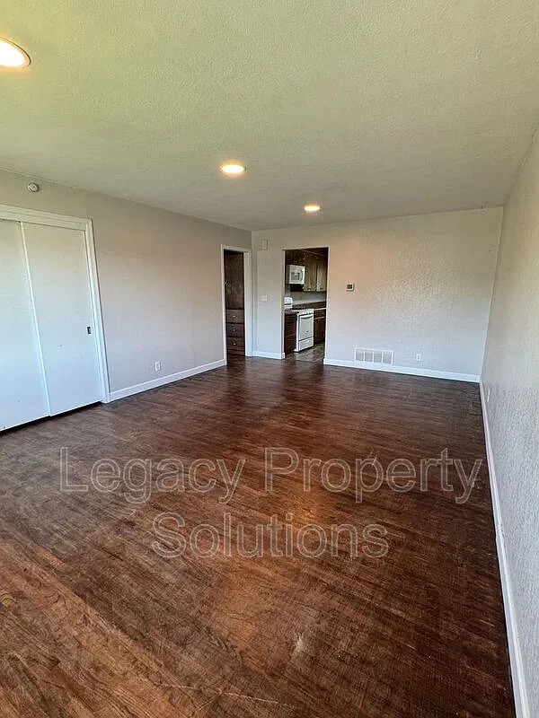 2 bed, 1.0 bath, $1,100 — Photo 4