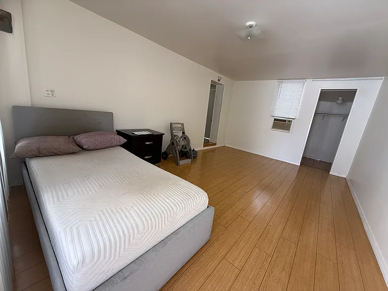 1116 Irving Ave — Photo 24