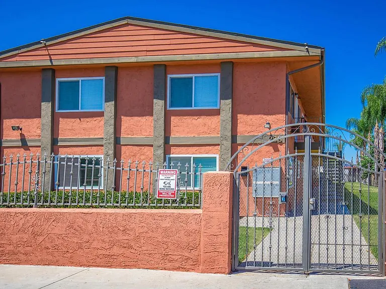 288 Orlando St — Photo 12