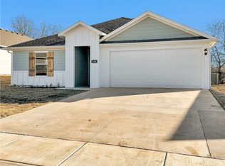 500 Riggs St, Prairie Grove, AR 72753