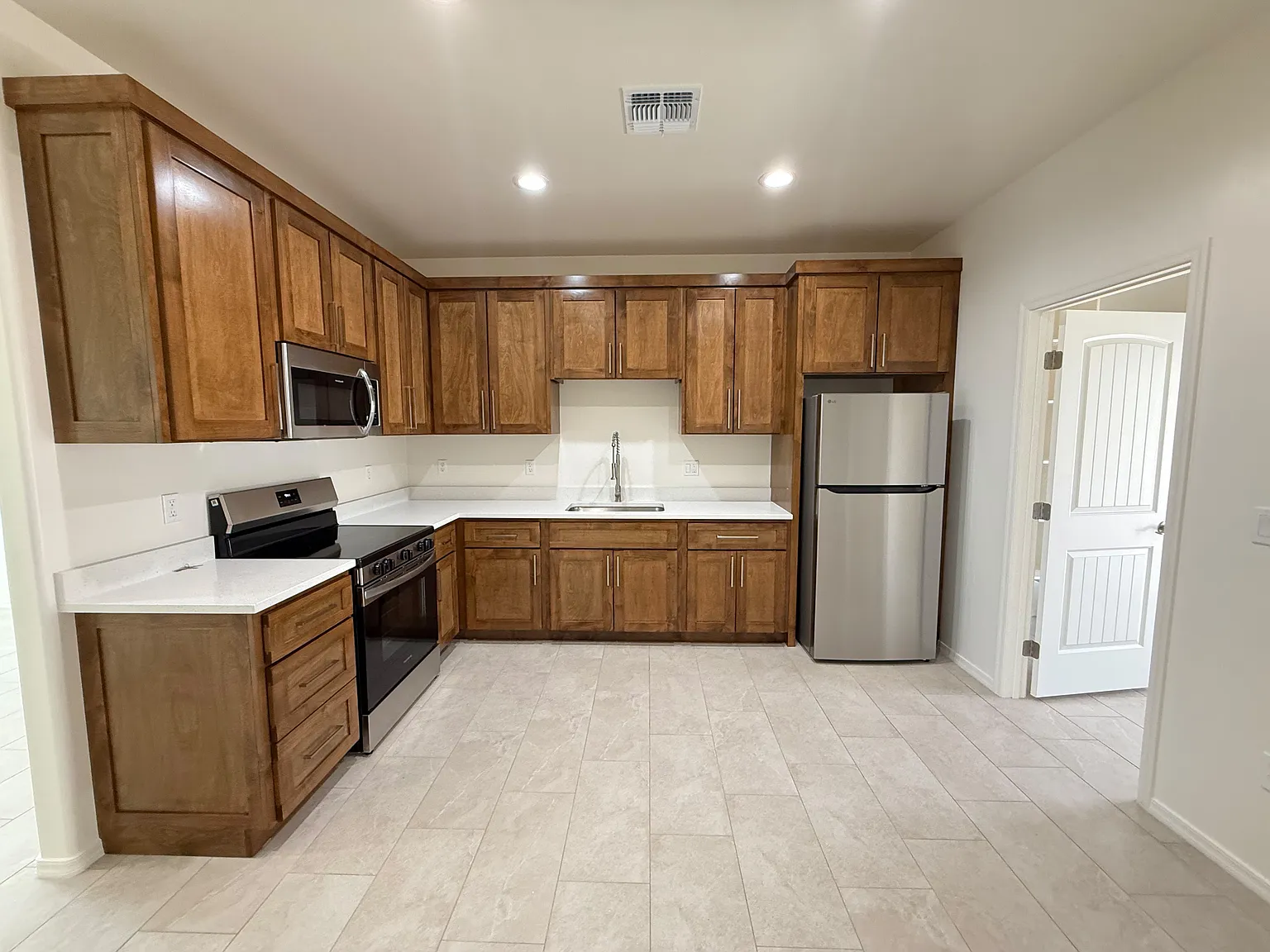 2 bed, 900 sqft, $1,350 — Photo 2