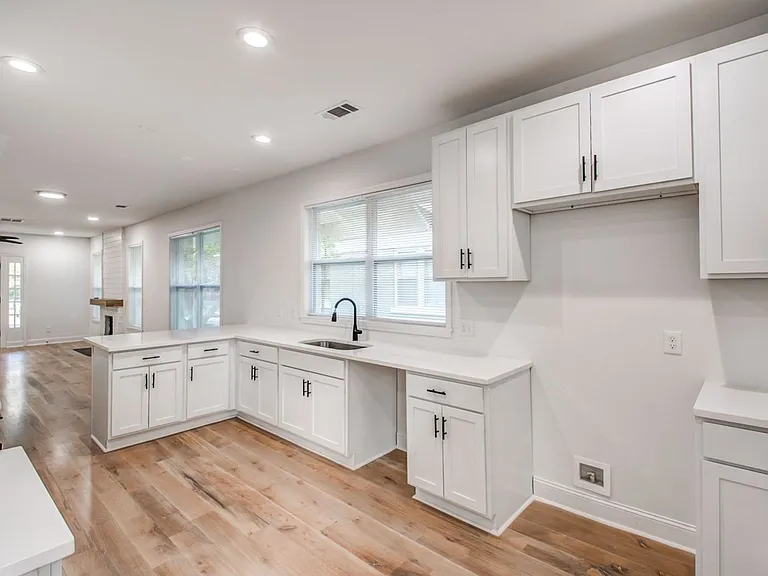 1825 Young Ave — Photo 10