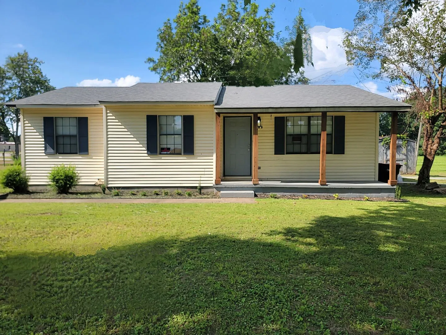 Charming 3BR House in Humboldt, TN — Photo 1