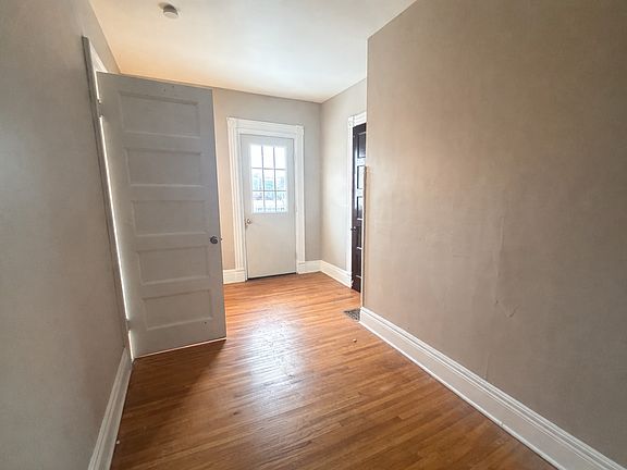 4th image of 928 W Ferry St #3
