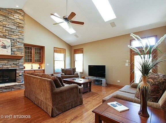 3rd image of 1024 Inverness Dr