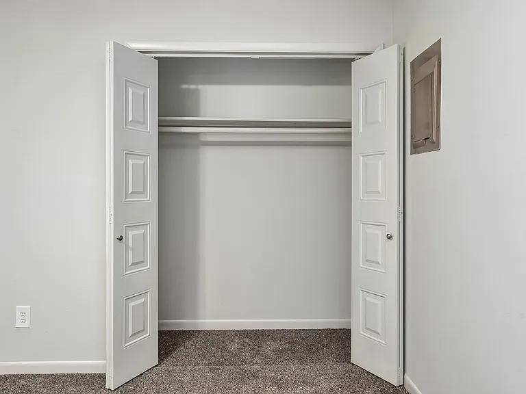 Dogwood - Closet