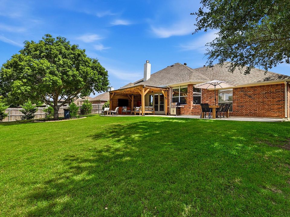 1st image of 115 Honeysuckle Dr