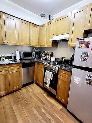 3rd image of 152 W 75th St APT 1A