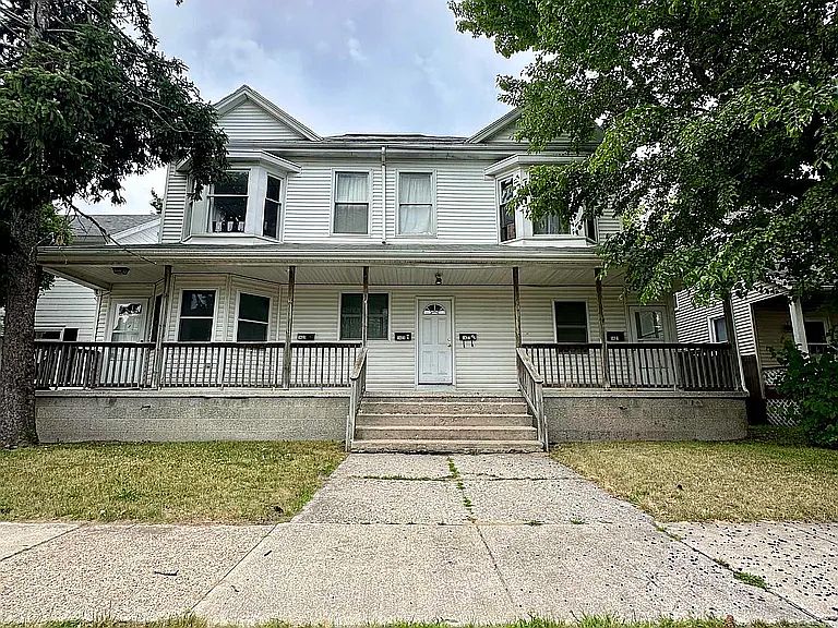 Top Right Bay window, Door/Stairs in center
