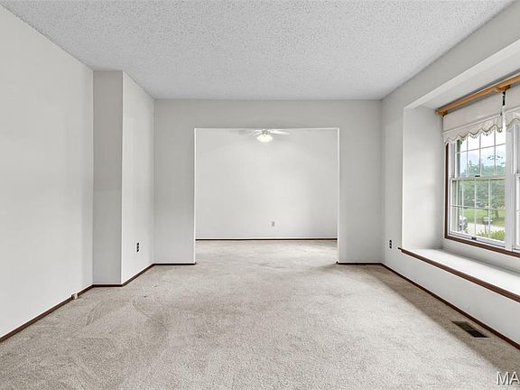 5th image of 13 Newberry Dr