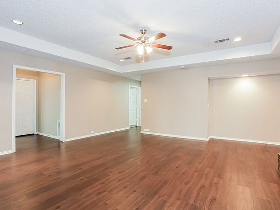 5th image of 849 Woodridge Cir