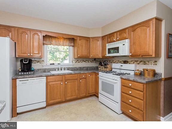 5th image of 130 Netherwood Dr