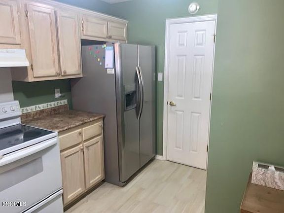 5th image of 405 Saint Charles Ct